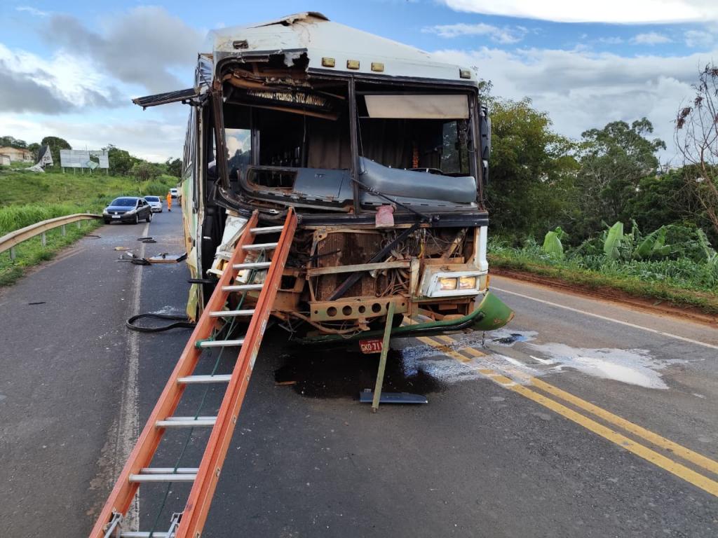 Colisão entre ônibus rural e carreta deixa feridos leves...