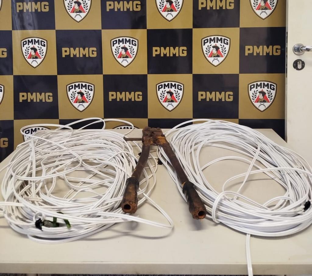 Criança é flagrada cortando fiação da iluminação natalina na...