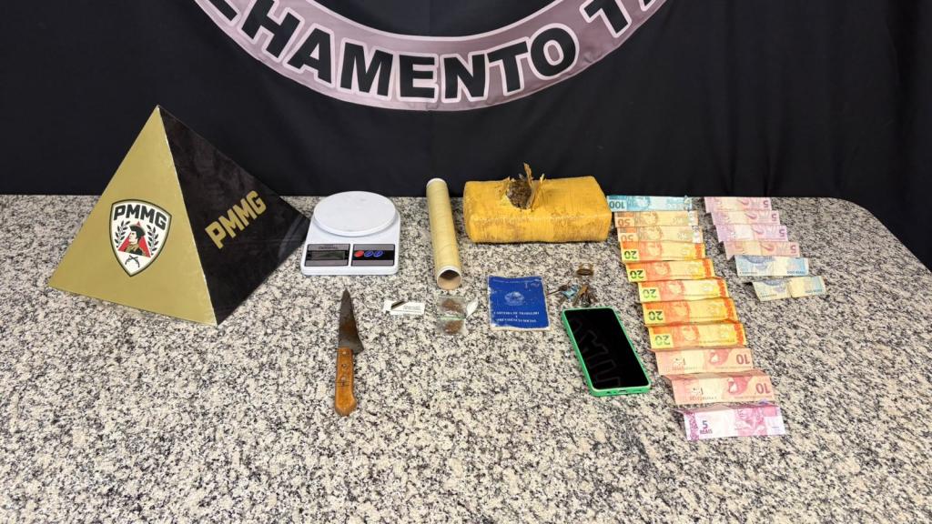 Homem é detido com drogas e materiais usados no...