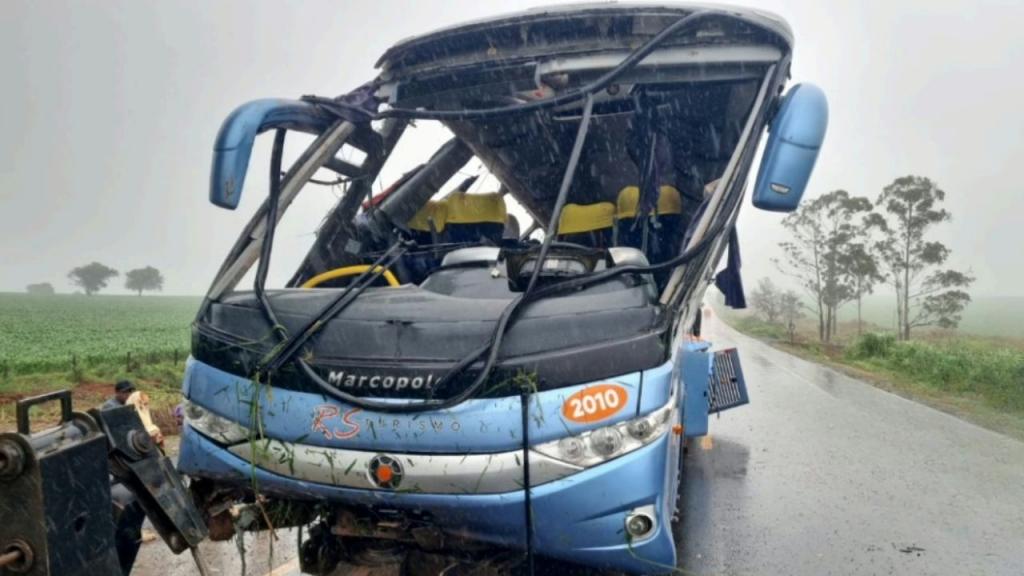 Ônibus que capotou na BR-365 seguia a 110 km/h...