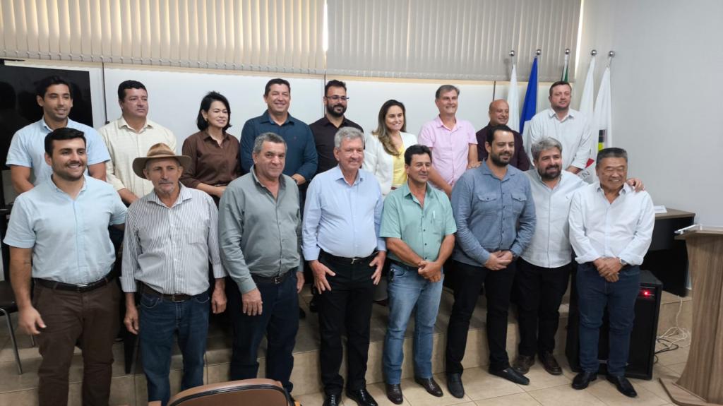 Imagem 1 do post Prefeita de Tiros assume presidência da AMAPAR e sucede Gustavo Brasileiro