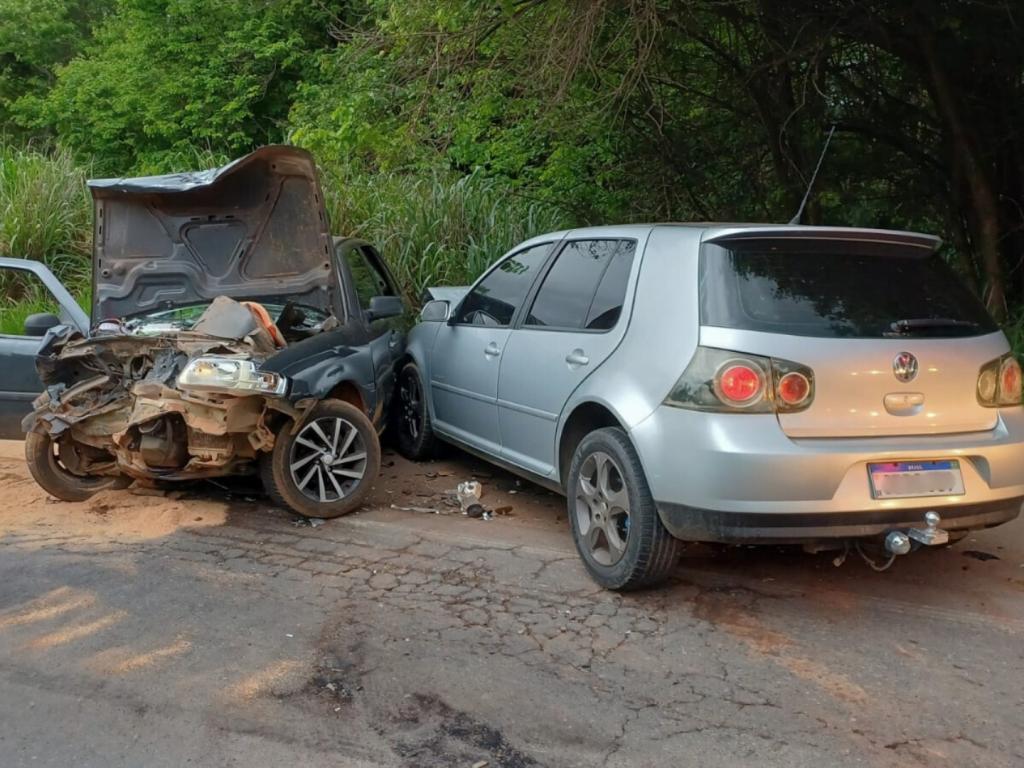 Quatro pessoas ficam feridas em colisão de frente entre...