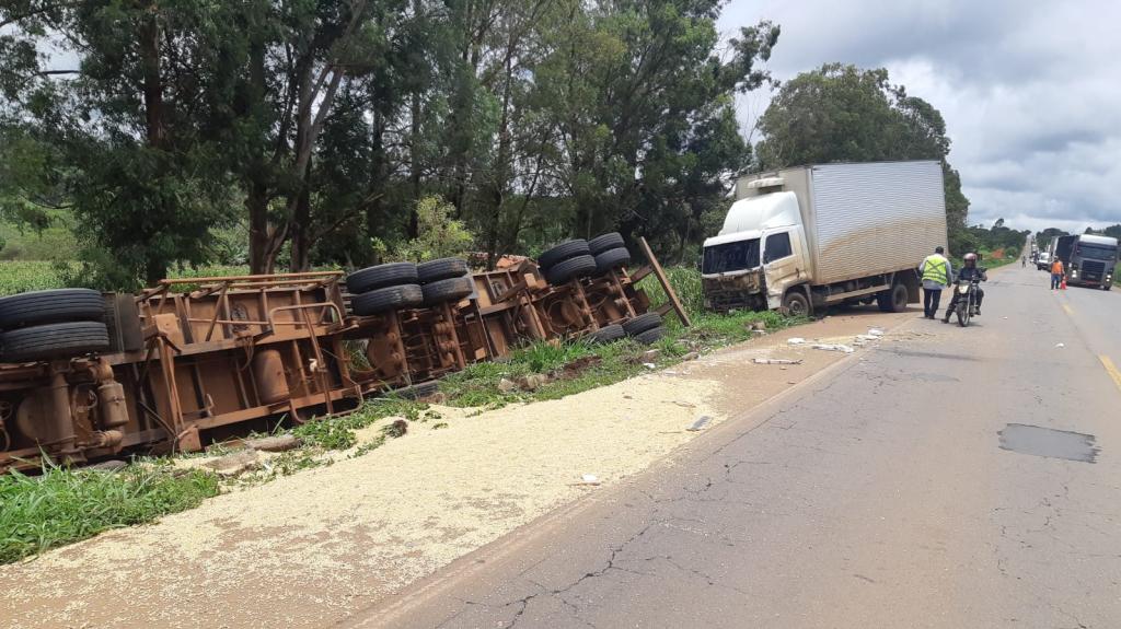 Imagem 1 do post Após ser tocada na traseira por caminhão, carreta sai da pista e tomba na BR-365