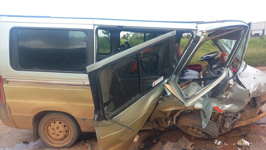 Imagem 2 do post Batida entre van e carro deixa três mortos e 11 feridos em grave acidente na região