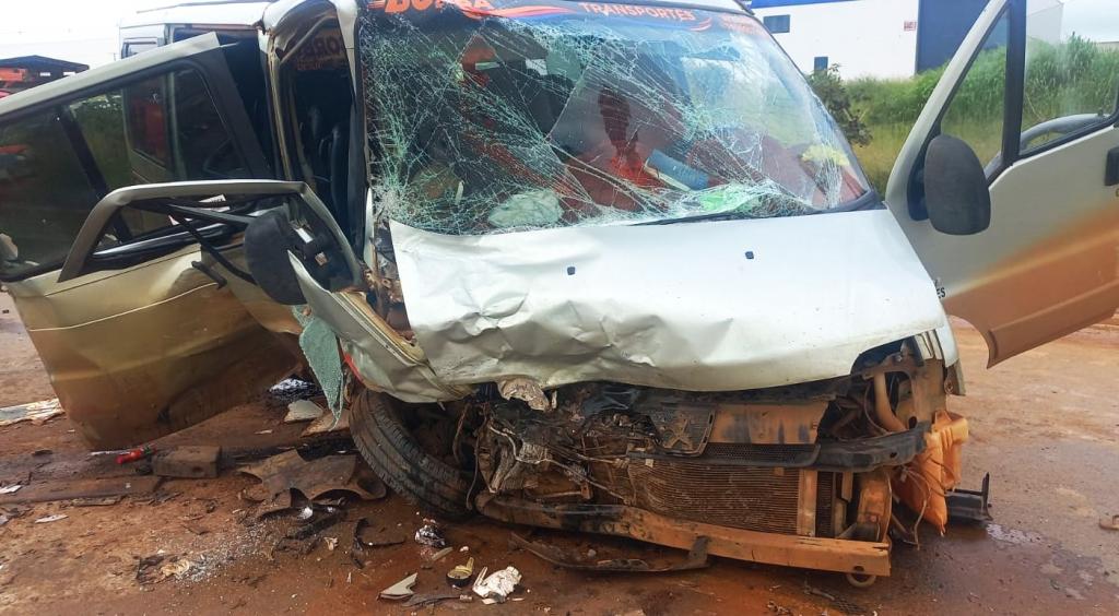 Batida entre van e carro deixa três mortos e...