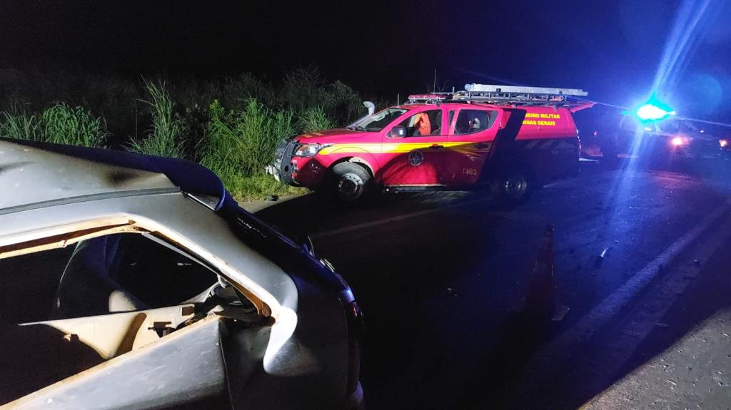 Imagem 1 do post Colisão entre carreta e carro deixa motorista preso às ferragens na BR-146, em Patrocínio