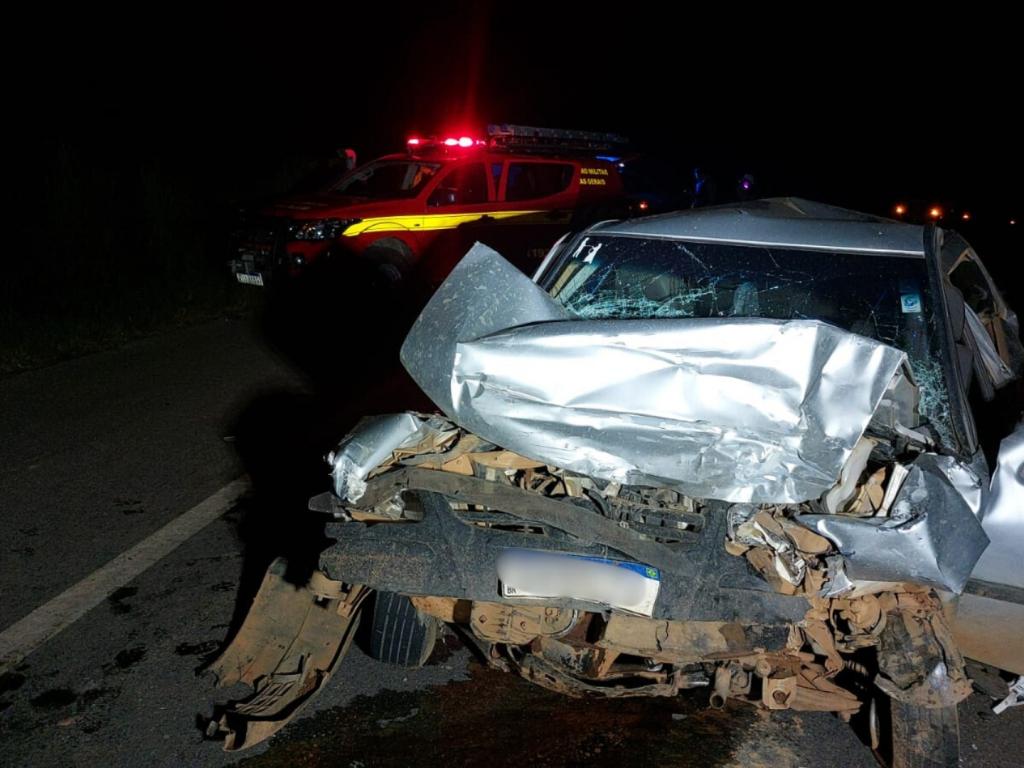 Colisão entre carreta e carro deixa motorista preso às ferragens na BR-146,...