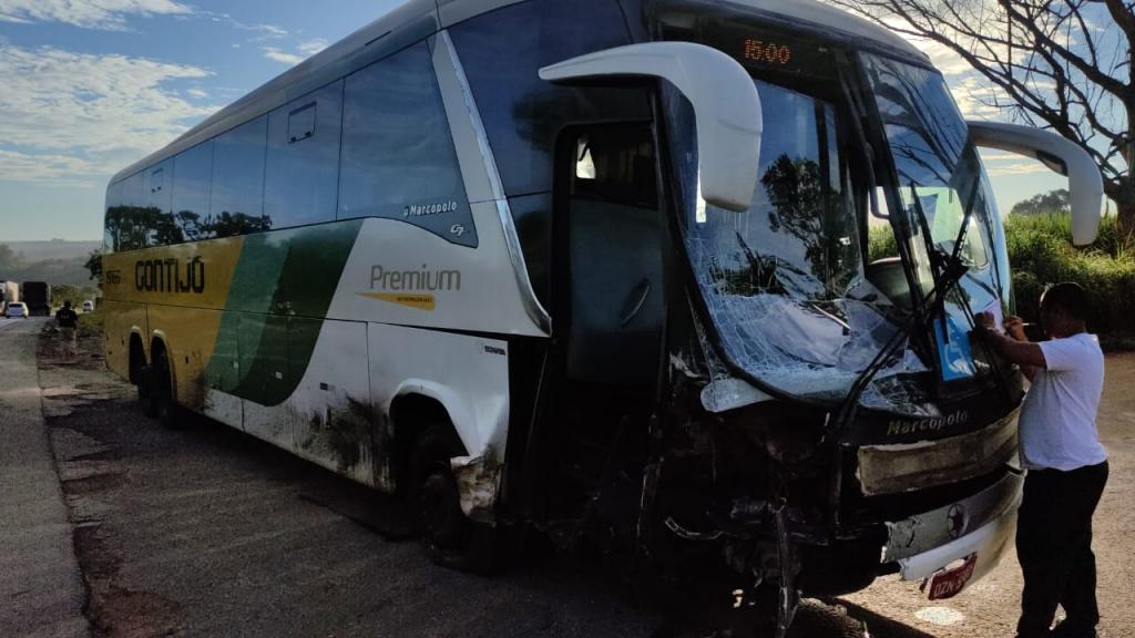 Colisão entre ônibus e carro deixa um ferido na BR-365 em município...