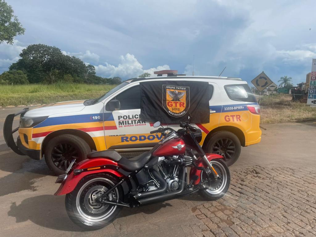 Motocicleta Harley-Davidson é apreendida na MGC-354 e condutor é preso por receptação
