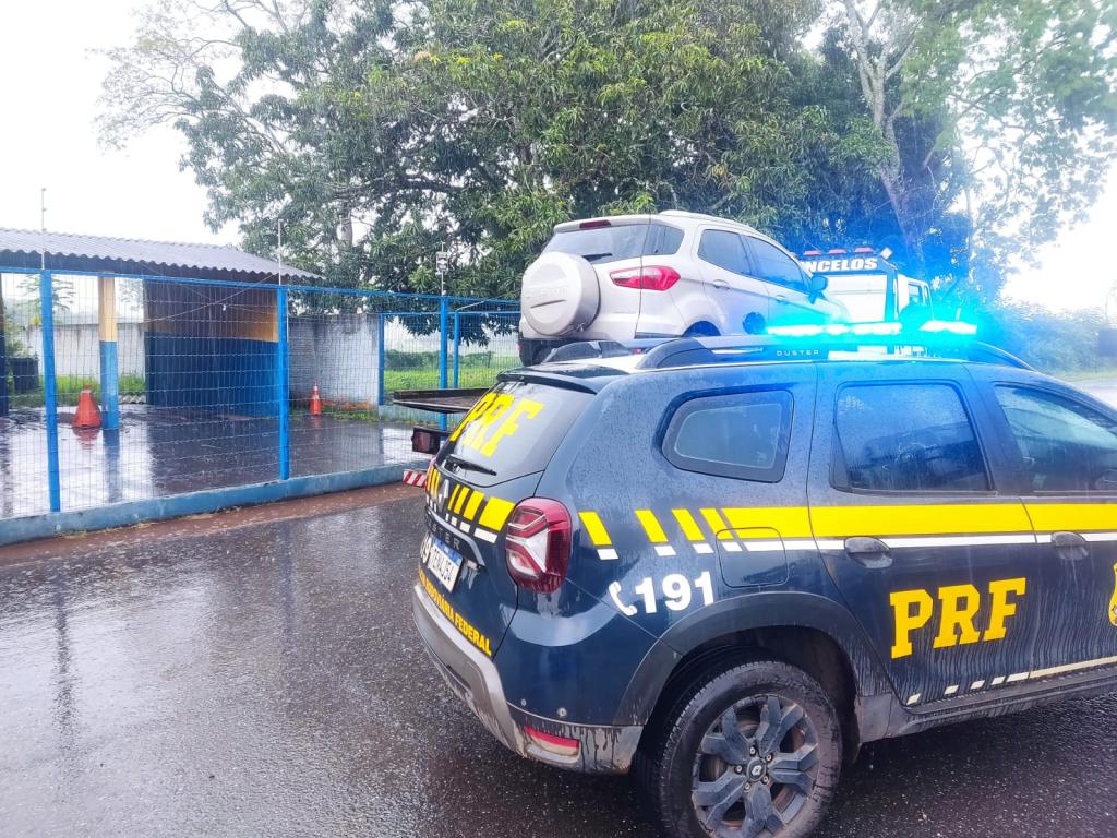 PRF recupera carro roubado em Patrocínio e prende três...