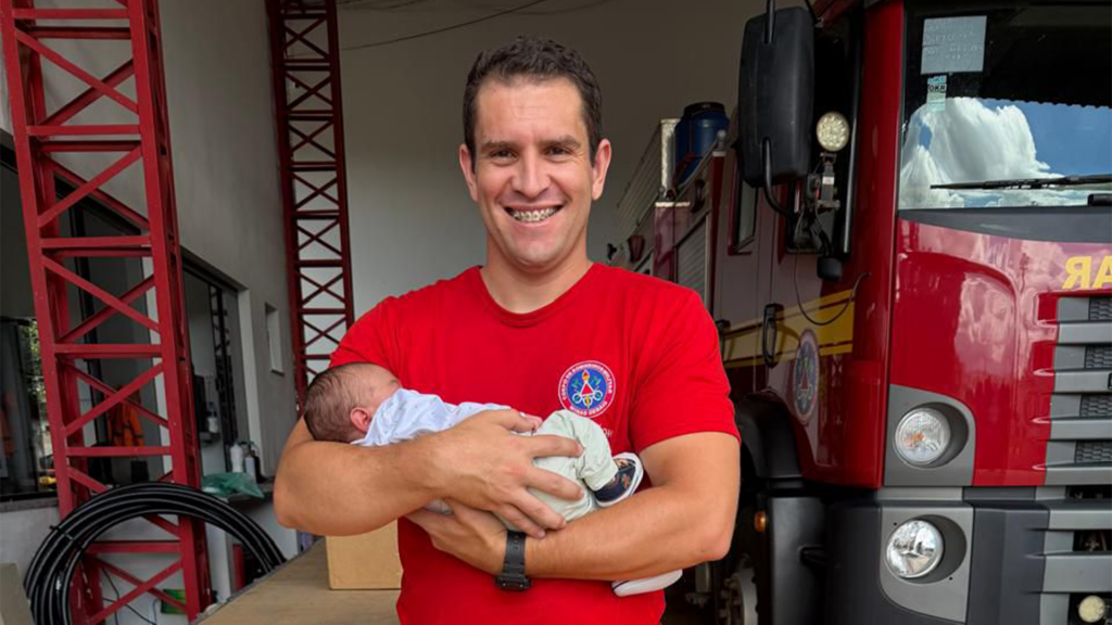 Após socorrer bebê engasgado, bombeiro recebe visita da família...
