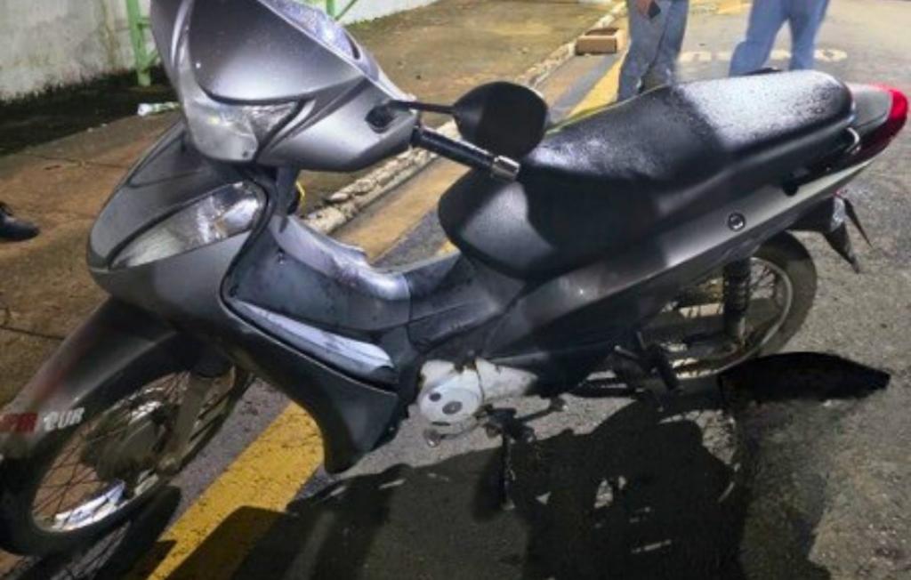 Motorista foge após acidente com motoneta e deixa mulher ferida em Patrocínio