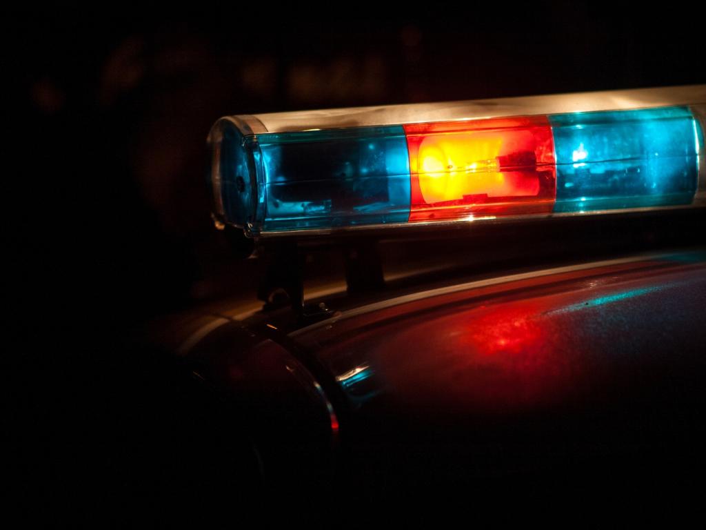 Mulher com criança no colo cai sobre muro derrubado durante briga com...