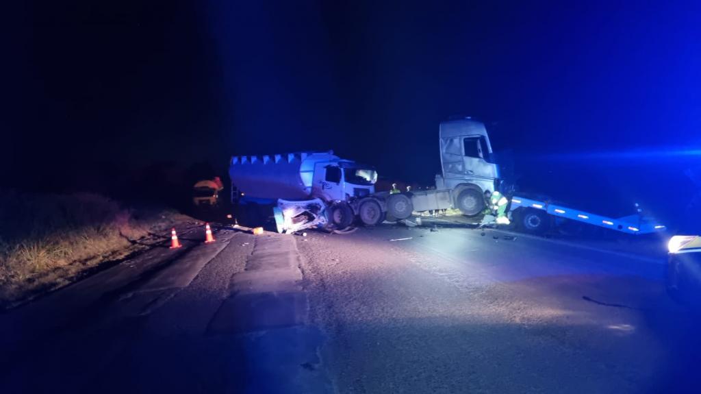 Imagem 4 do post Mulher grávida e bebê que ela esperava morrem em grave acidente entre caminhões na BR-365 em Patrocínio