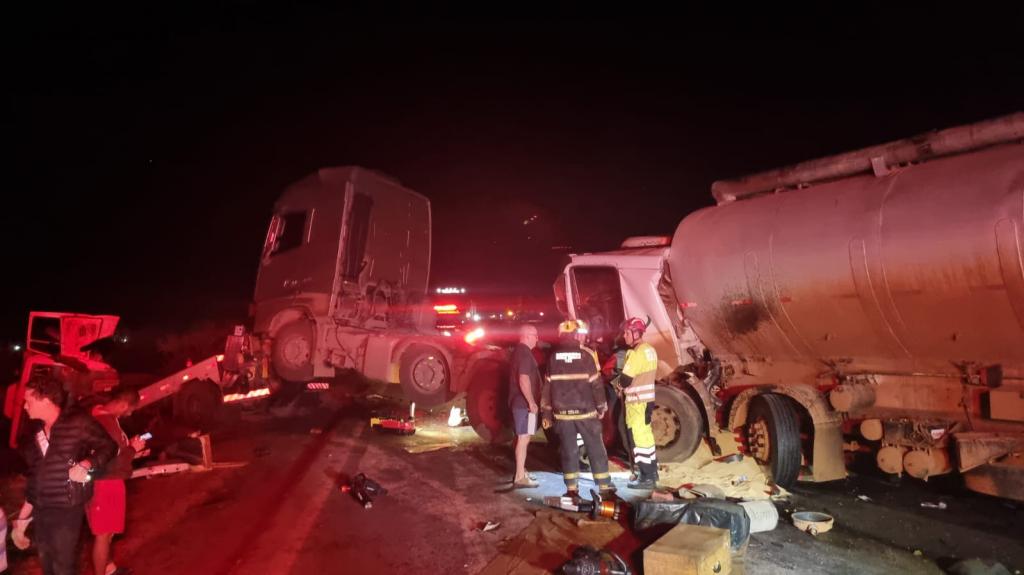 Mulher grávida e bebê que ela esperava morrem em grave acidente entre...