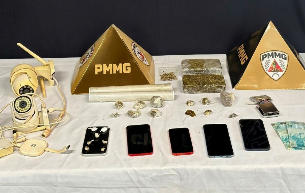 Quatro homens são presos por suspeita de tráfico de...