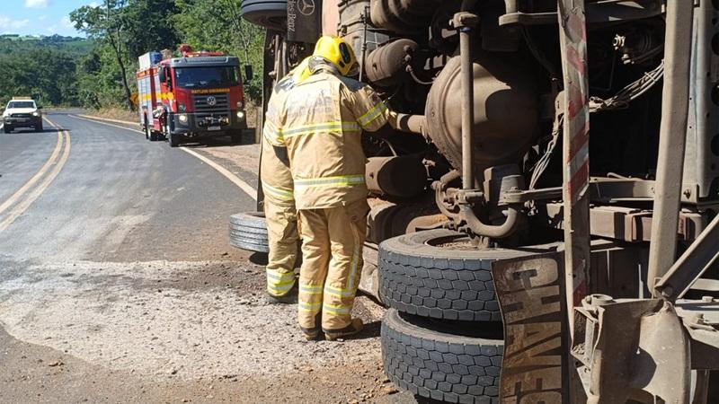 Carreta tomba na MGC-462 e mobiliza equipes de emergência...