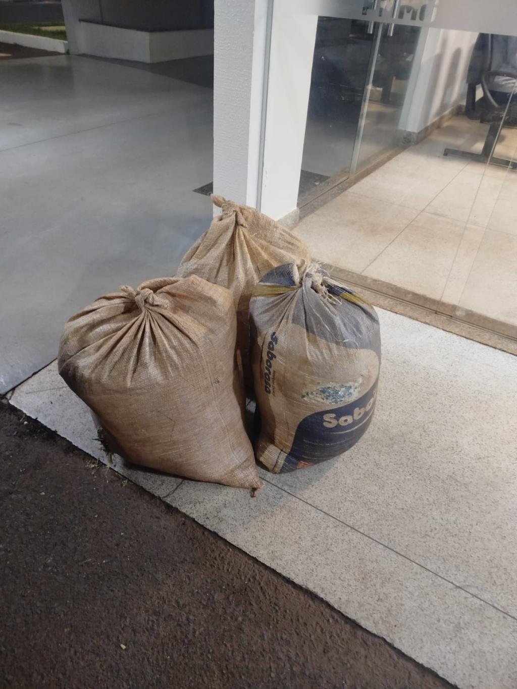 Imagem 2 do post Dois homens são presos após furto de material em propriedade rural de Salitre de Minas