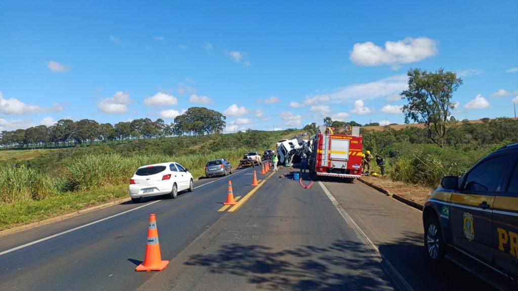 Duas pessoas morrem em grave acidente entre caminhões na BR-365, próximo ao Viaduto do Kitute