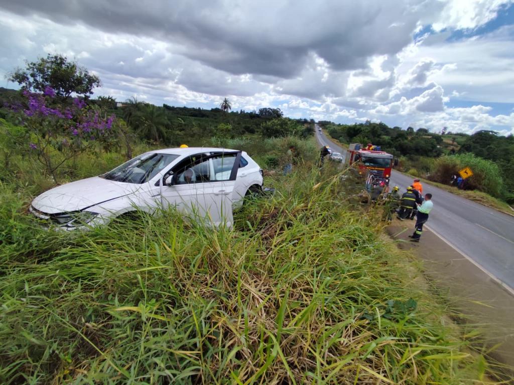 Imagem 3 do post Idoso fica preso às ferragens após batida entre dois carros na BR-365, em Patrocínio