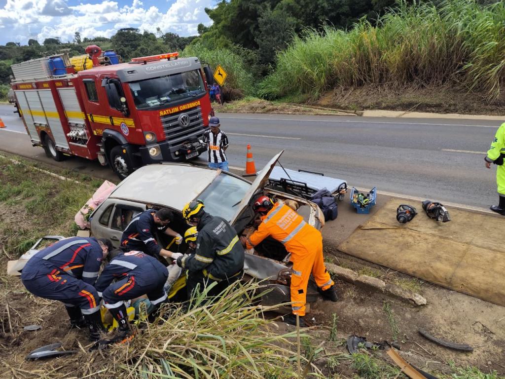 Idoso fica preso às ferragens após batida entre dois...