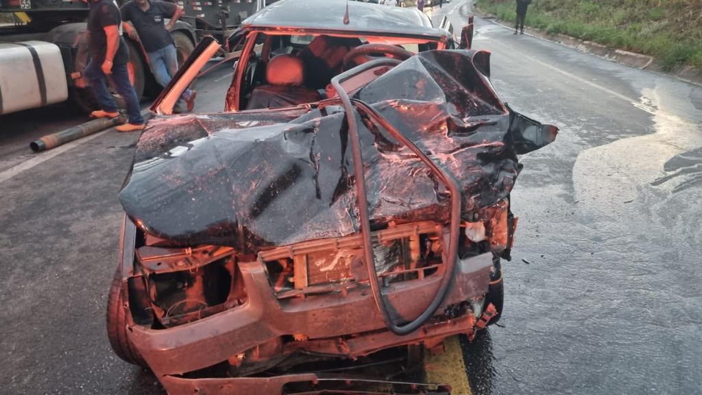 Imagem 2 do post Acidente entre carro e tritrem deixa casal gravemente ferido na BR-146, em Serra do Salitre